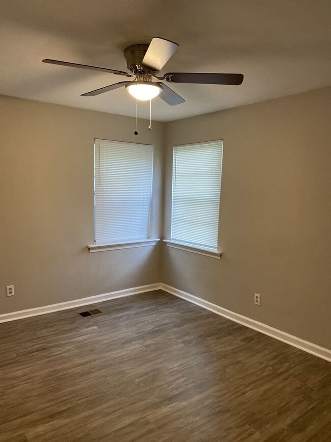 Building Photo - Updated 4 bed 2 bath minutes to Downtown Chattanooga!