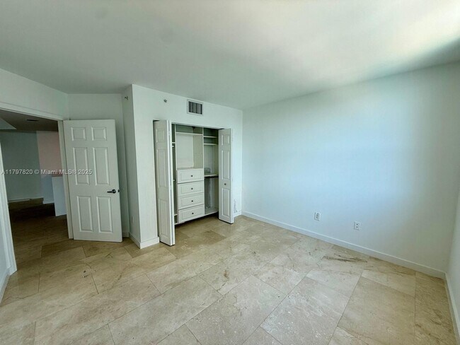 Building Photo - 1155 Brickell Bay Dr