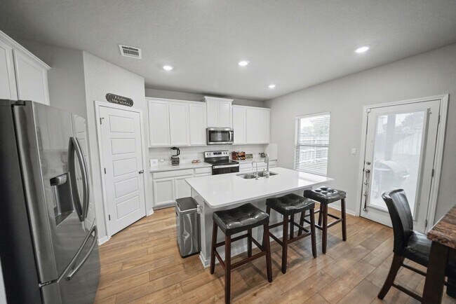 Building Photo - Stylish & Spacious 5-Bed in Prime Schertz Location! - Realtor Commission: $500