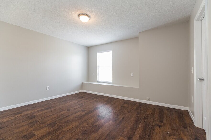 Building Photo - 920 Cambridge Ct
