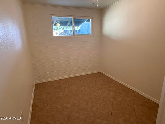 Building Photo - 1329 E Cinnabar Ave