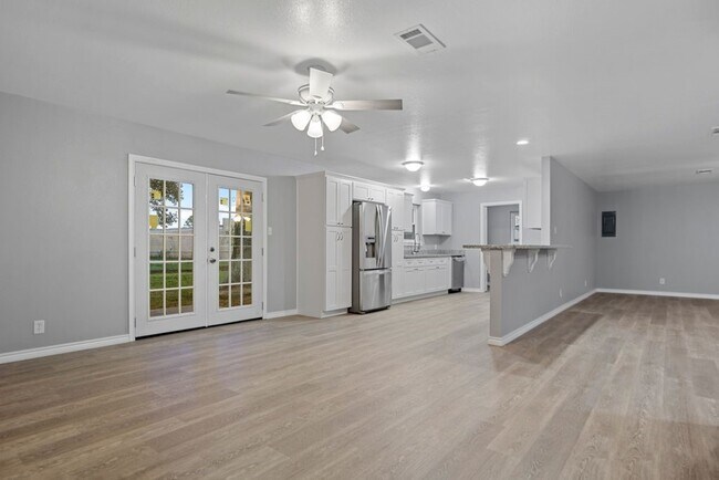 Building Photo - 1347 E Palm Dr