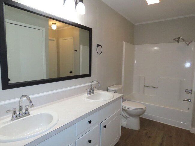 Building Photo - 10556 Twin Oaks Dr