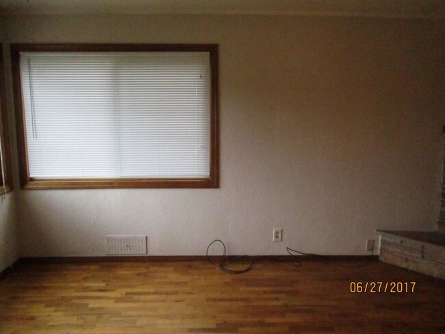 Building Photo - 3-Bedroom, 2-Bathroom with 2 car Carport in Sutherlin