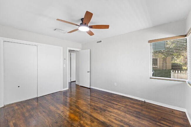 Building Photo - "Charming 3-Bed, 2-Bath Oasis in the Heart...