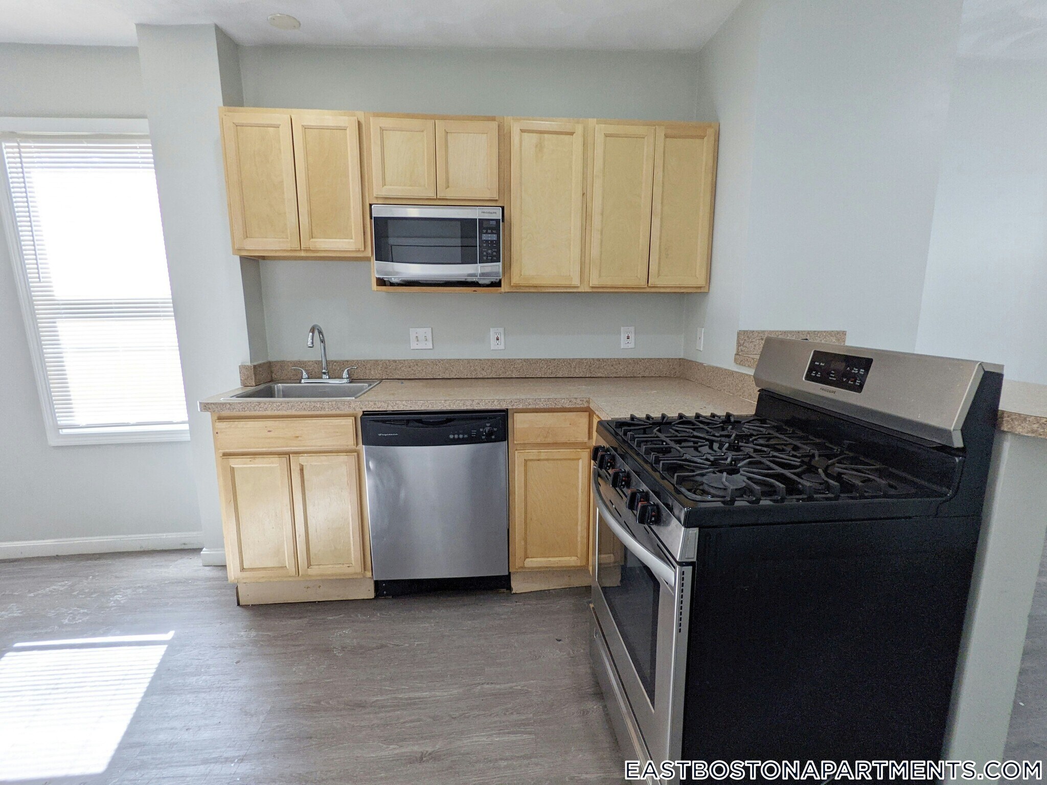 Building Photo - 329 Paris St