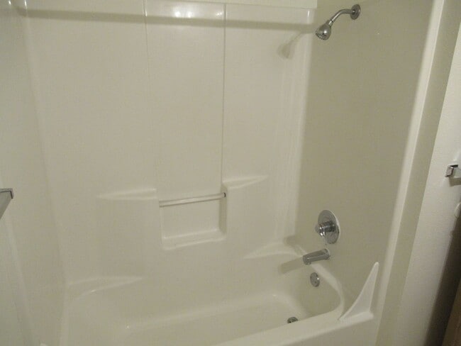 Building Photo - Quiet Two Bedroom Apartment in Keizer