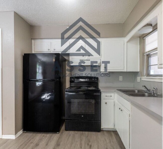 Building Photo - Cute 5 Bedroom House!