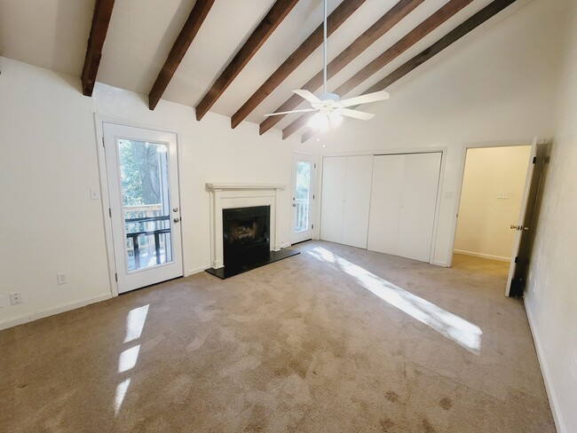 Building Photo - MIDTOWN 2/2.5 w/ Large Fenced Yard, Deck, Washer/Dryer, & Huge Bedrooms! Avail NOW for $1495/month!