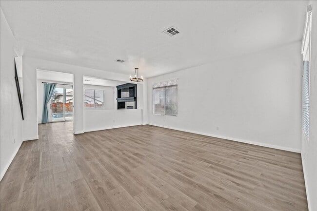 Building Photo - Desirable 4 Bedroom Home with Pool near Summerlin!