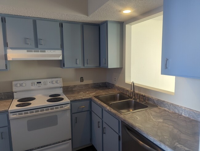 Building Photo - 2104 Melrose Dr