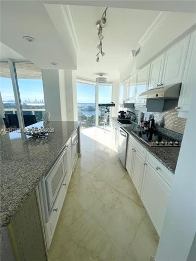 Building Photo - 4775 Collins Ave