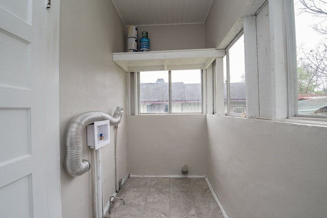 Building Photo - Spacious 2 Bedroom Cottage w/ Granite & Ha...