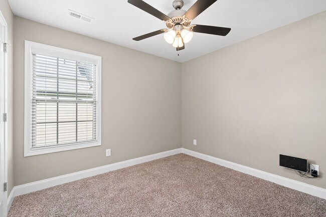 Building Photo - 515 Sourwood Dr