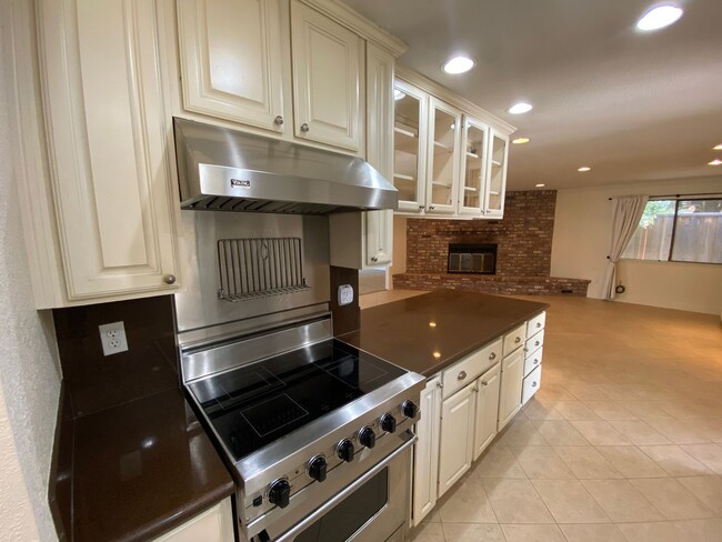 Building Photo - Beautiful Home with a Pool