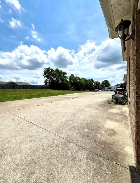 Building Photo - 634 Hampton Way