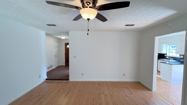 Building Photo - Lovely 3-Bedroom