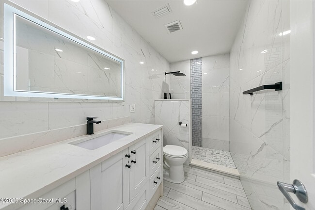 Building Photo - 719 6th St