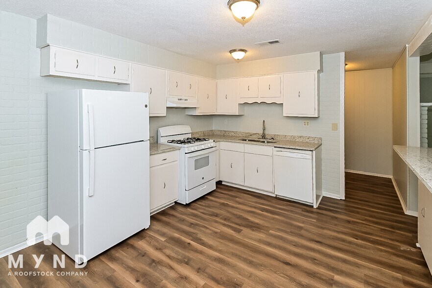 Building Photo - 5652 Chickasaw Dr