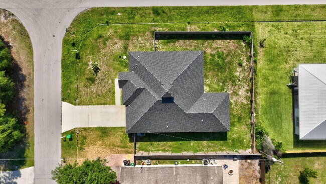 Building Photo - 1791 SW Effland Ave
