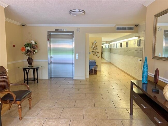 Building Photo - 2950 N Palm Aire Dr