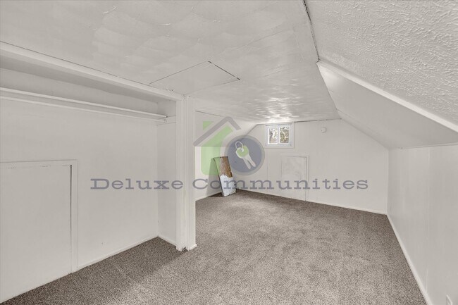 Building Photo - Spacious 4 Bedroom- Whole Home!