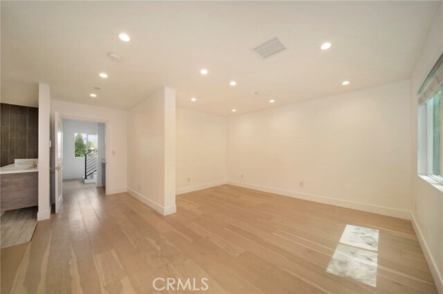 Building Photo - 305 La Jolla Dr