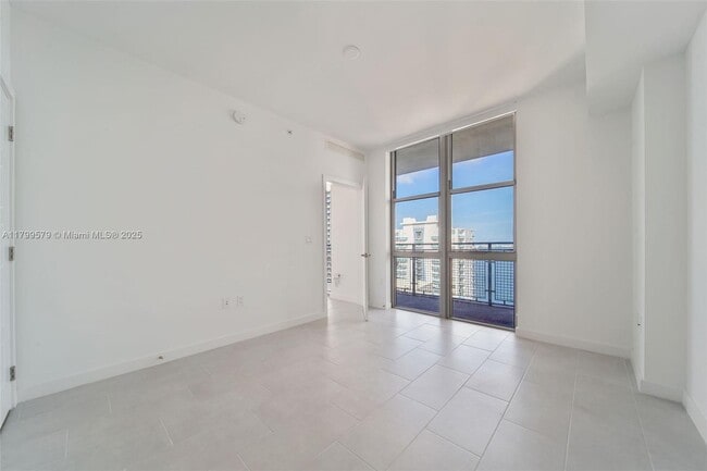 Building Photo - 2150 N Bayshore Dr