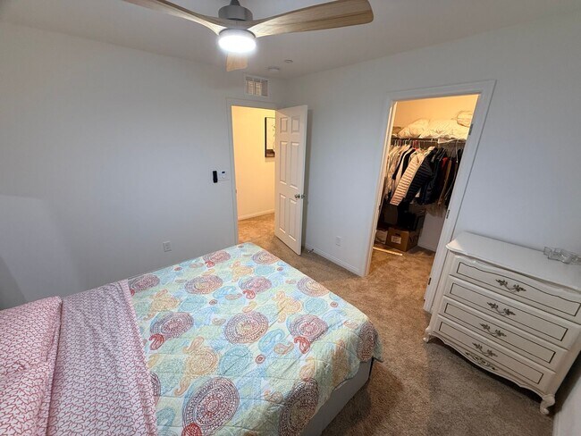 Building Photo - Gated NW community 5Bed