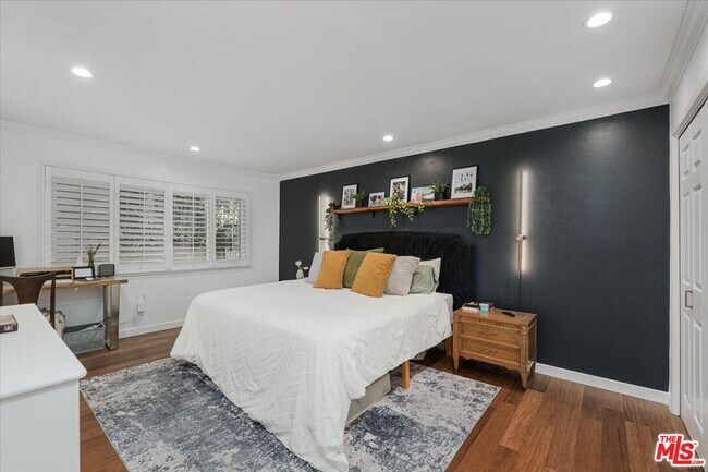 Building Photo - 1121 N Olive Dr