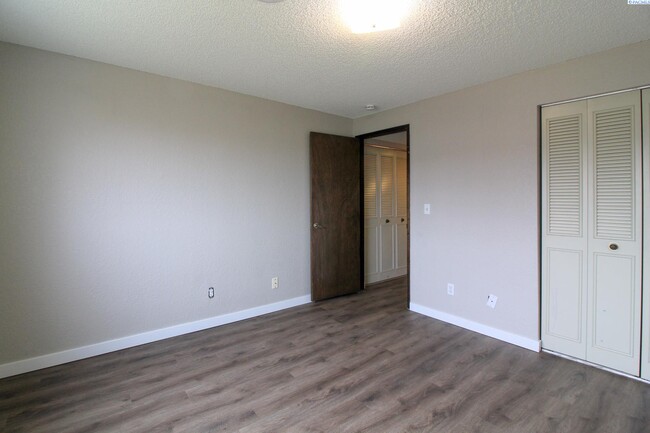 Building Photo - 2 Bed/1 Bath Apartment in Richland 4-Plex