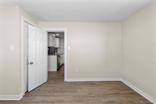 Building Photo - For Rent – Renovated 3 Bedroom Bungalow in Englewood