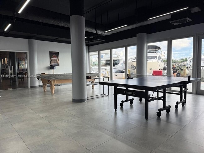 Building Photo - 900 Bay Dr