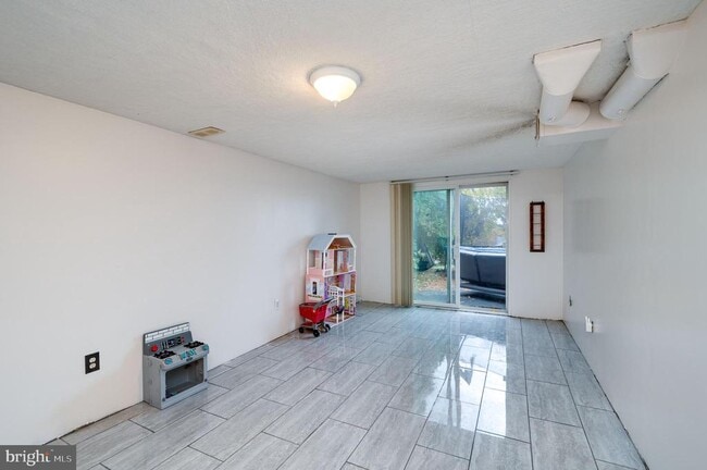 Building Photo - 117 E Broad St