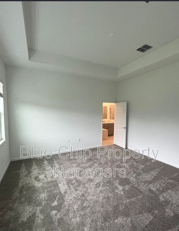 Building Photo - 3031 Country Side Dr