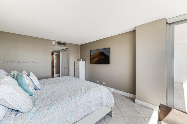 Building Photo - 6039 Collins Ave
