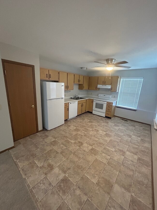 Building Photo - 555 Whitegate Dr