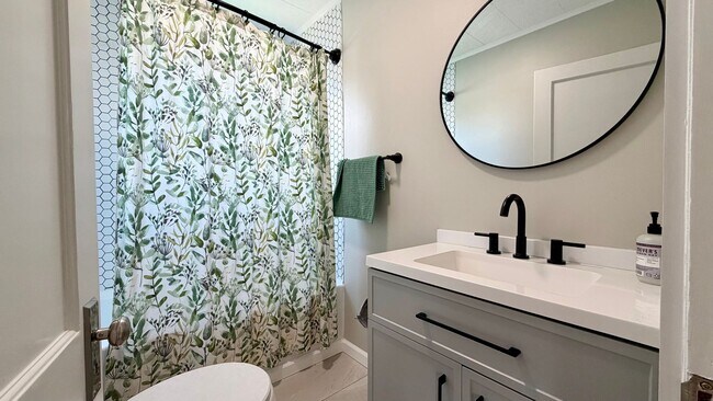 Building Photo - Spacious Updated 5BR Home with Flexible Living Options