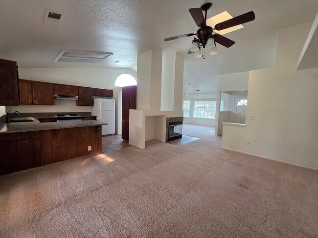 Building Photo - ***New Listing*** 3 Bedroom 2 Bath home in SW Visalia!!! Yard Care Included!