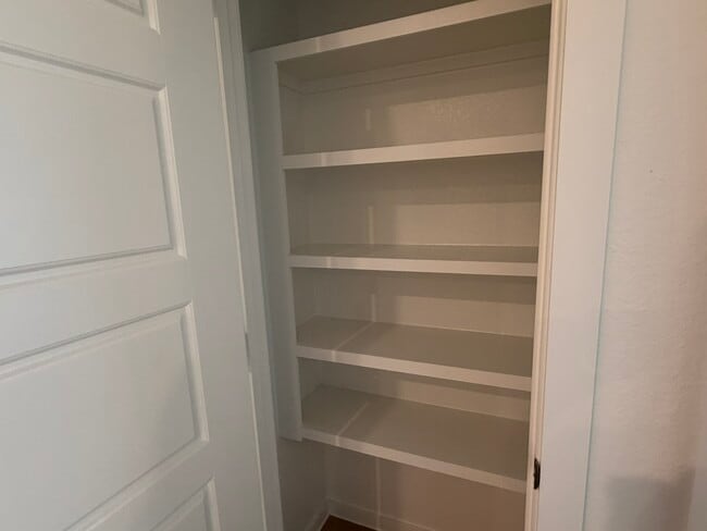 Building Photo - 523 Robin Ct