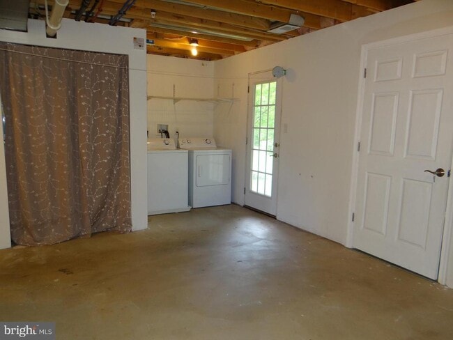 Building Photo - 400 Larose Dr