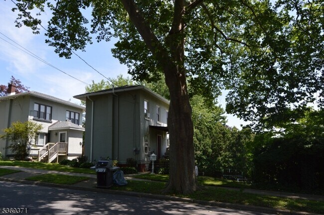 Building Photo - 923 Hillside Rd