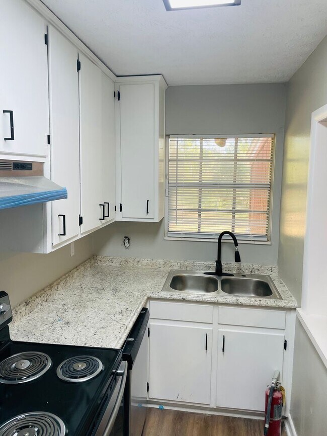 Building Photo - Duplex near Lake Jackson