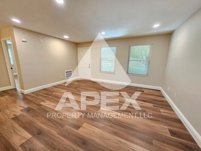 Building Photo - Renovated - 2 Bd 2.5 Ba Townhouse Duplex w/Huge Bonus room and oversized 1-car garage in West Kno...