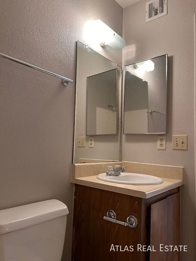 Building Photo - 3060 E Cicero St