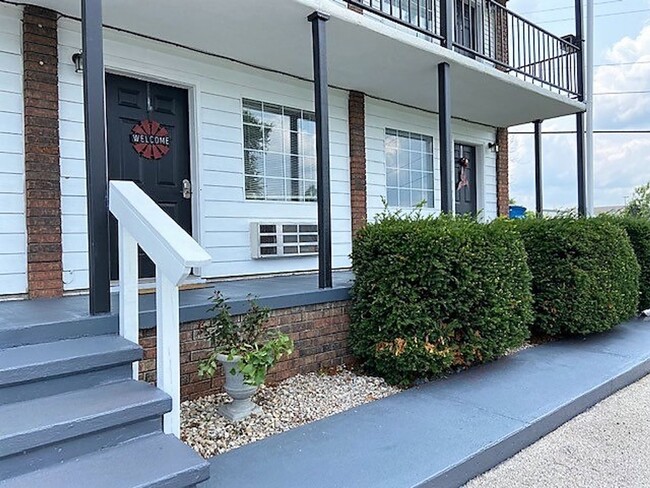 Building Photo - Studio Apartment in Hollister