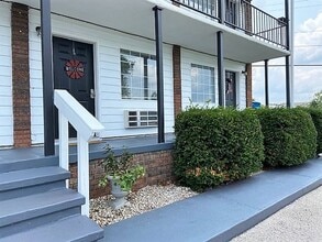 Building Photo - Studio Apartment in Hollister