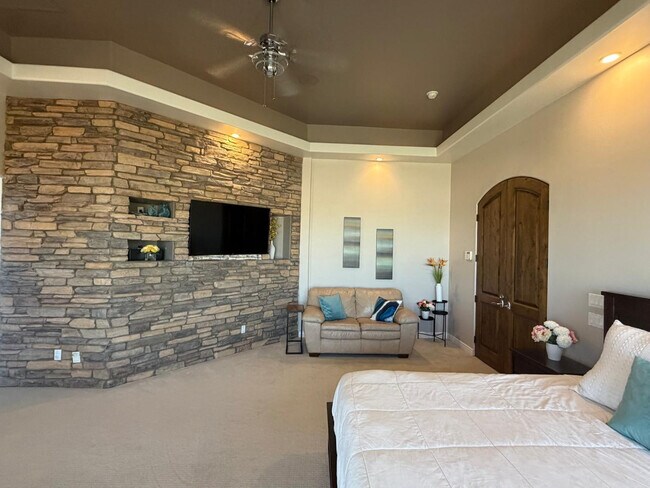 Building Photo - 1823 E Windrose Dr