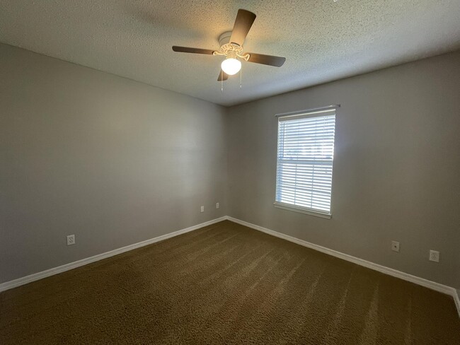 Building Photo - 219 Lustan Dr