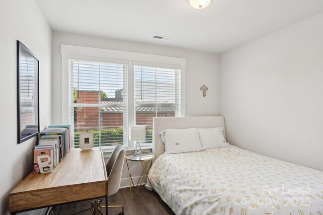 Building Photo - 562 Amalfi Dr